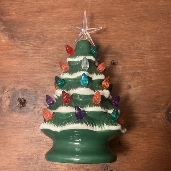 NWT 9” Green & White Snow- LED Light Up Ceramic Tree 🎄 Decoration w/ 30 Bulbs - Picture 15 of 17